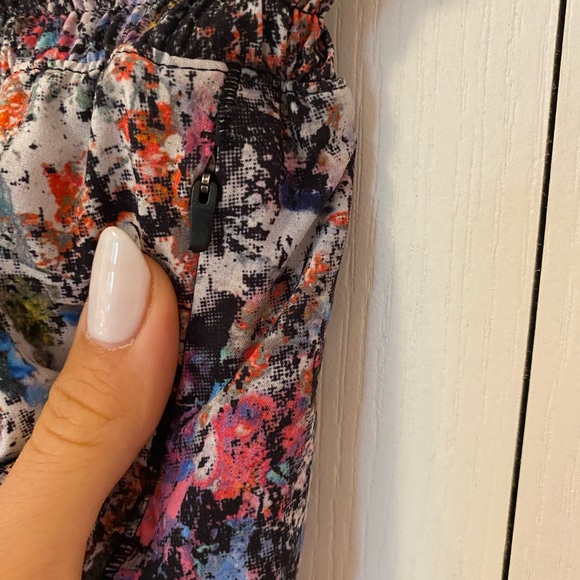 Lululemon 2.5 inch Hotty Hot Shorts Size 2 in Vitalize Multi - Picture 3 of 7